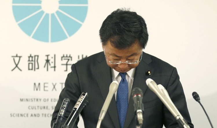 Education Minister Hirokazu Matsuno apologizes during a January 20 news conference following revelations that senior bureaucrats were involved in illegal negotiations to secure post-retirement university jobs for their colleagues. © KyodoNews